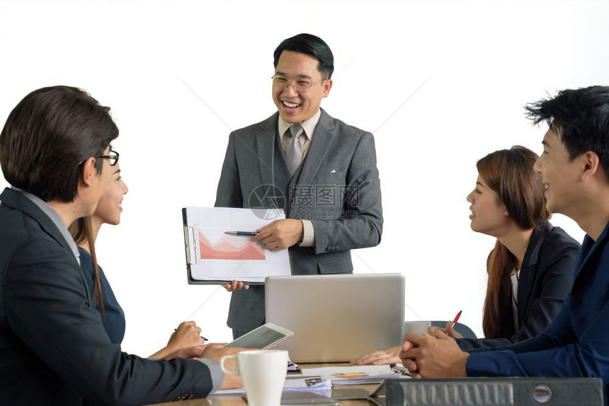 文档与会团队有选择重点的亚洲专业商人提交财务图表并带团队参加会议报告帐户图片