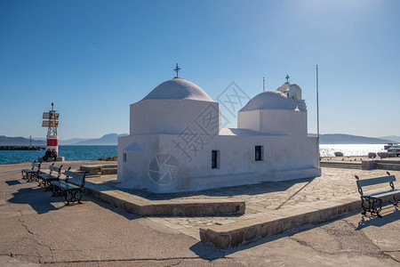 希腊语如画沉海中埃吉纳岛港的AgiosNikolaos图标礼拜堂图片