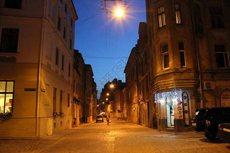 人们夜间利沃夫市街灯亮有无数笼颜色城市图片