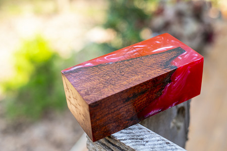 卷曲植树环氧脂稳定木头有老虎条纹红色抽象艺术背景美丽的空白图片