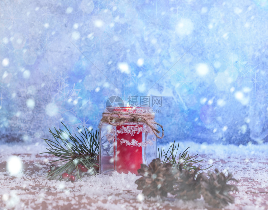 寒冬圣诞节和新年背景有蜡烛fir树枝锥子和雪手工制作的烛台图片