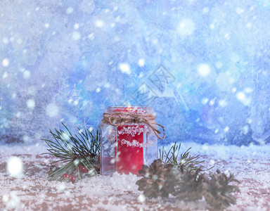 寒冬圣诞节和新年背景有蜡烛fir树枝锥子和雪手工制作的烛台图片