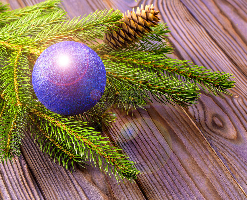 蓝色的自然空一棵圣诞树分枝装饰着蓝球丝绸挂在木桌上图片