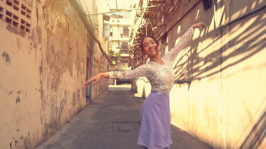 灵活艺术在泰国曼谷街上跳舞的年轻美丽芭蕾舞女郎浪漫的图片