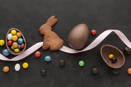 巧克力鸡蛋东面兔子配糖果的曲奇饼甜点艺术季节高清图片