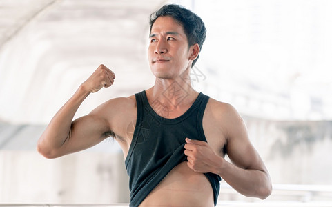 男人健身房在户外锻炼后亚洲运动人表现出自己的体型男生图片