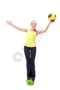 美貌优雅的年轻女子与黄色和黑的球一起锻炼运动黄色和黑一种福利白人图片