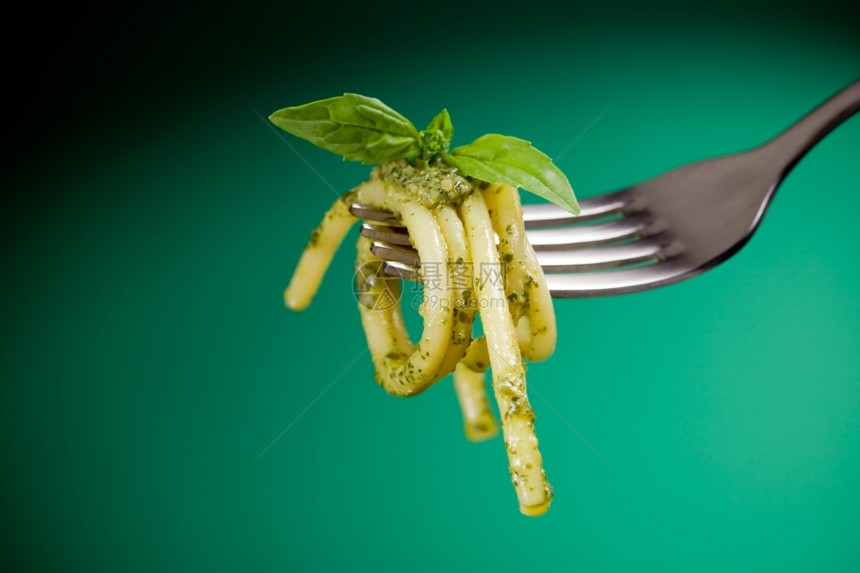 沙拉照片意大利布卡提尼面条和在叉子上包裹的害虫刀具工图片