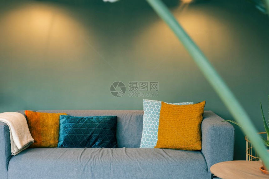 现代沙发绿色墙壁和黄枕头扫描型设计仪式团合现代客厅沙发绿墙和黄色枕头扫描型设计家具内部的休息室图片