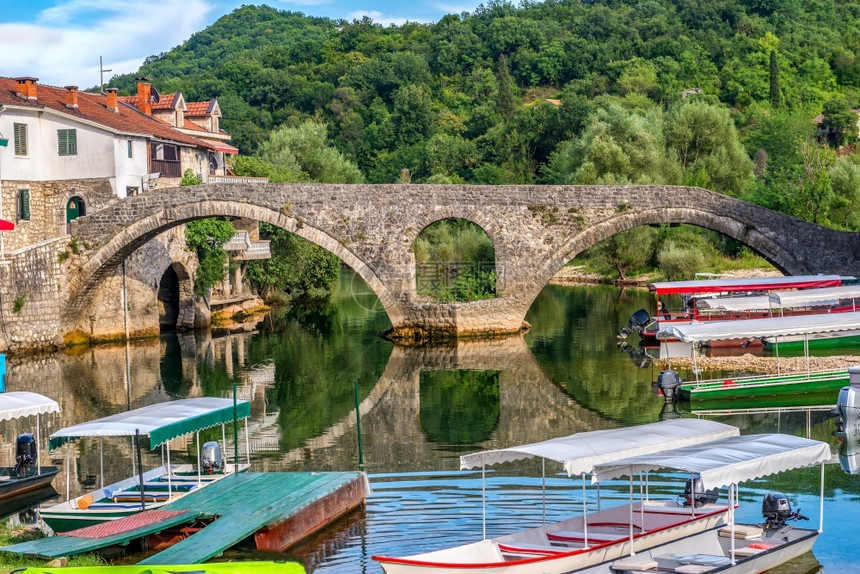 清除田园诗般的黑山Crnojevica河上Old桥附近的旧上船欧罗巴图片