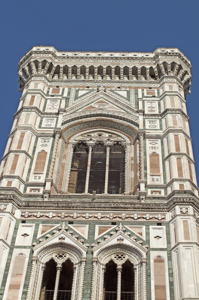 景观在佛罗伦萨杜奥莫附近著名的时钟式CampanilediGiotto的景象宗教塔图片