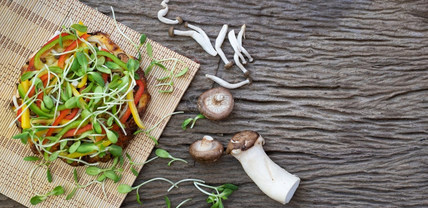 蔬菜土制素食披萨日葵花芽和木桌底蘑菇自制一种图片