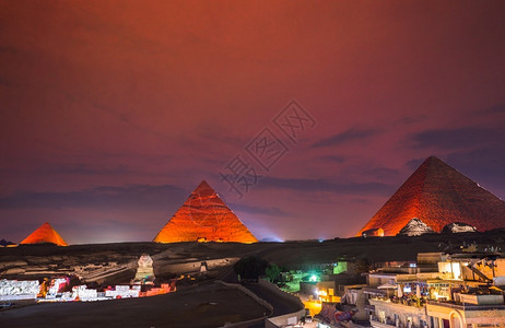 开罗日落时被白化的埃及金字塔Egyptian金字塔废墟夜晚景观图片