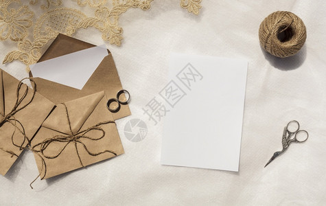 带空邀请信的最小婚礼装饰分支作品明亮的图片