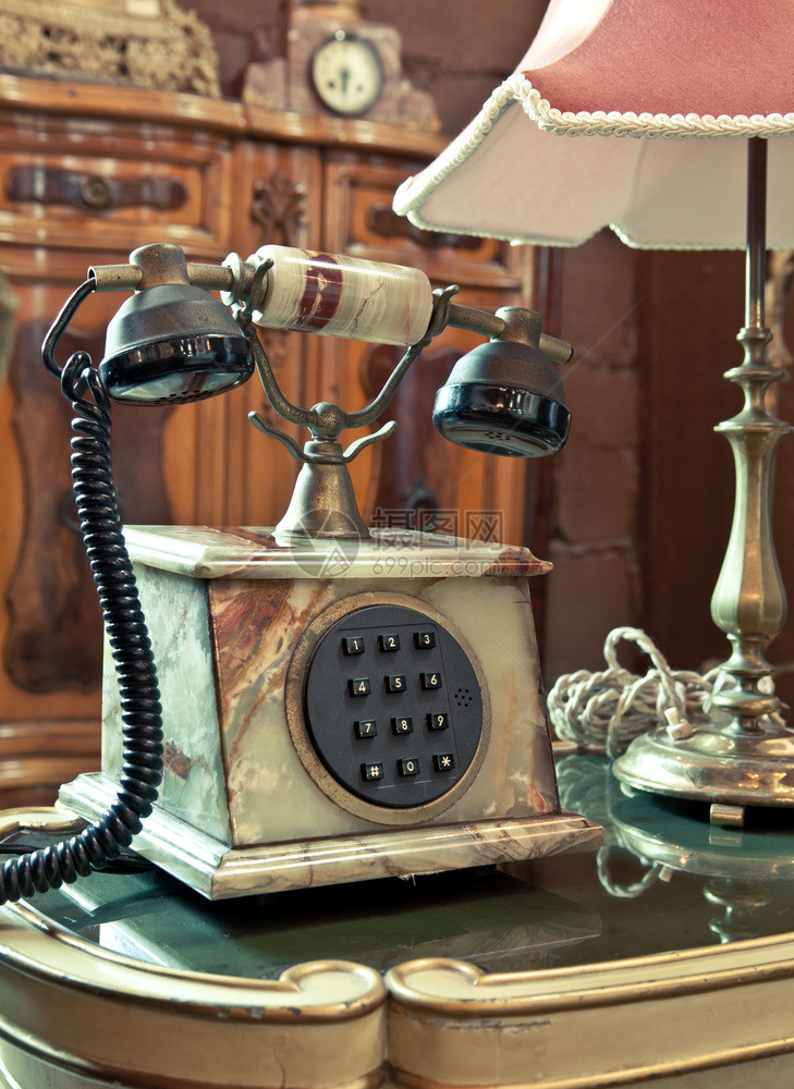 桌子沟通接收者上的老式传统古旧电话Name图片