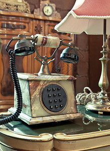 桌子沟通接收者上的老式传统古旧电话Name高清图片