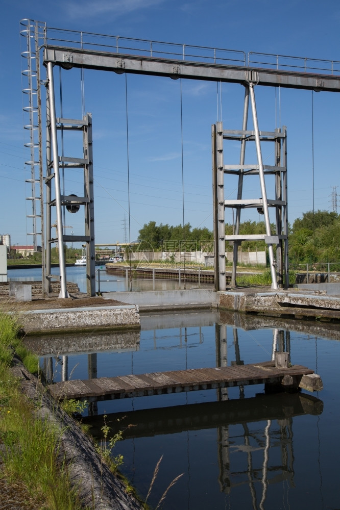 缪斯运输结构体旧液压船升降机和比利时历史悠久的CanalduCentre联合国教科文组织遗产HoudengGoegnies的液压图片