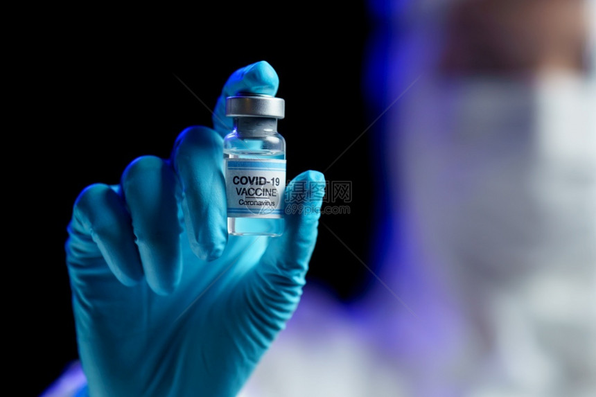 剂量套装医疗的身着哈兹马特西装接种预防免疫和治疗冠状菌感染疫苗的妇女图片