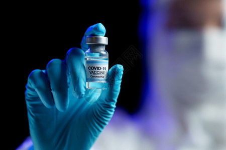 剂量套装医疗的身着哈兹马特西装接种预防免疫和治疗冠状菌感染疫苗的妇女图片