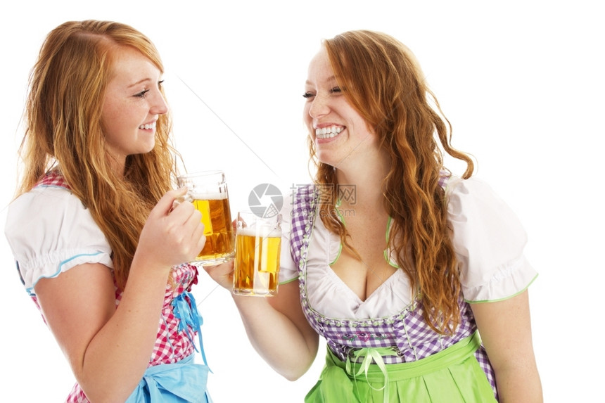 头发两个巴伐利亚女孩喝着啤酒互相争吵两个巴伐利亚女孩喝着啤酒在白色背景上相互争吵十月节德语图片