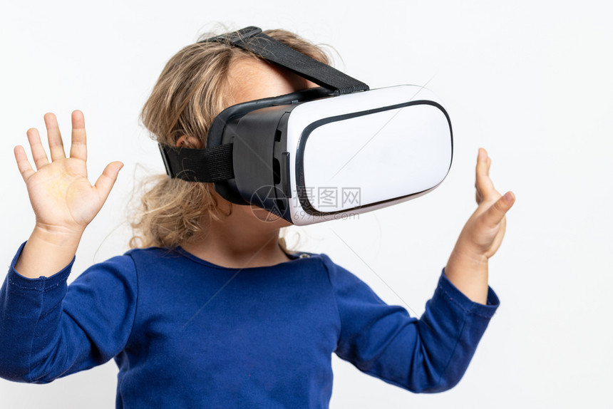 身穿粉红运动衫在白色背景上贴虚拟现实眼镜的女子并戴着虚拟现实眼镜移动的年轻网络空间图片