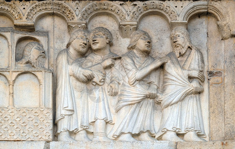 地标与创世纪诺亚的故事相提并论他和的儿女一起被送进土里意大利摩德纳教堂Wiligelmo的BasfalesRelief正面背景图片