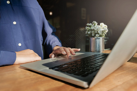 妇女使用笔记本电脑上网搜索浏览信息在咖啡馆工作联系咨询女图片