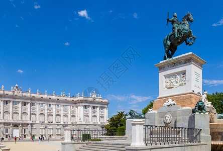 正面马德里皇家宫和费利佩四世神像西班牙历史图片