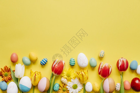 丰富多彩的色鸡蛋有黄鲜花美丽光照彩蛋有黄色自然插图图片