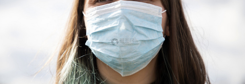 旅游感染攻击全球战斗戴外科手术面具的妇女图片