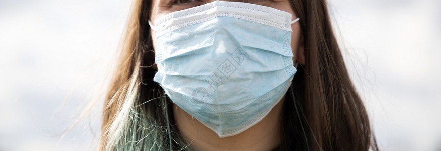 旅游感染攻击全球战斗戴外科手术面具的妇女图片