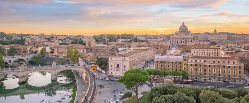 意大利语著名的日落时从意大利圣安杰洛城堡欣赏罗马老天际线市的图片