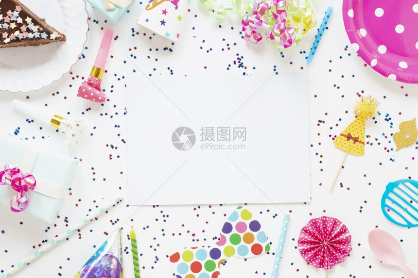 带有空卡片的庆祝生日项目顶面视图构成五彩纸屑派对有创造力的图片