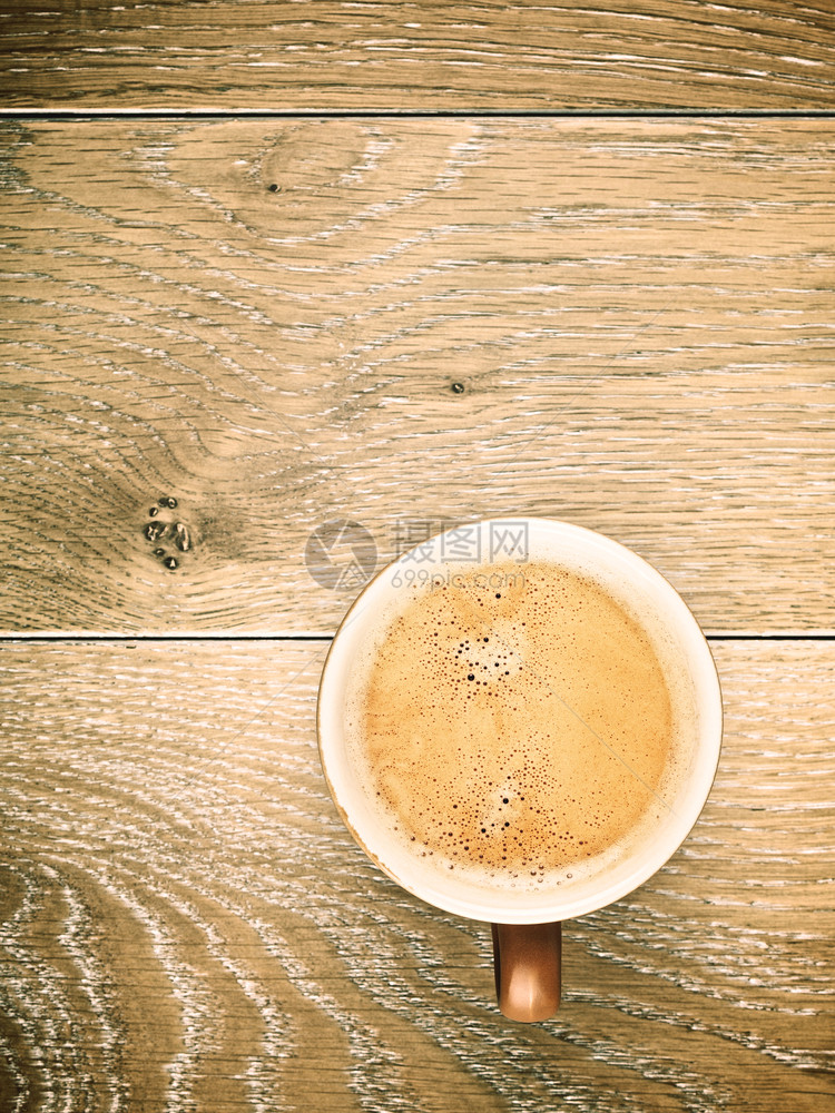 木制桌边的咖啡杯在木制桌边的咖啡杯垃圾摇滚黑色的复古图片