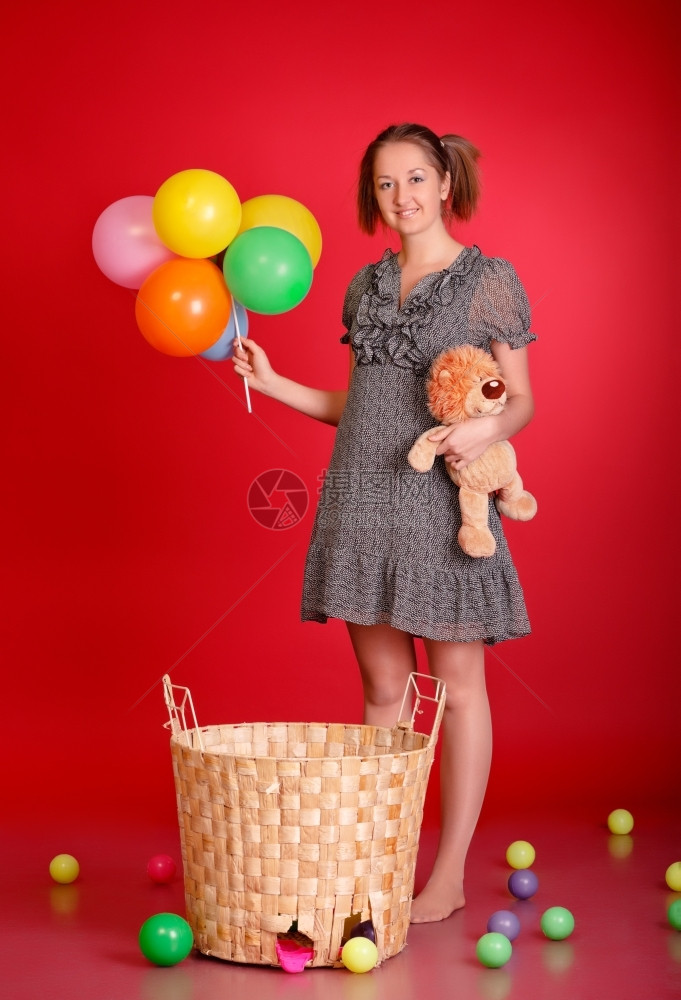 漂亮的带着玩具和气球红色背景的粉快乐图片
