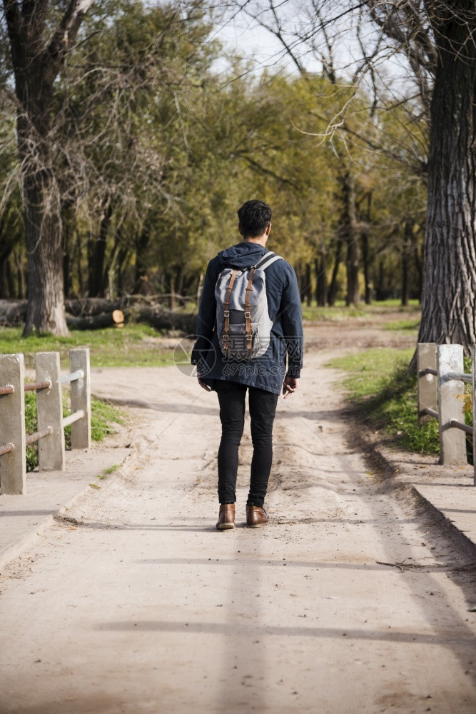 带背包步行公园的青年男子远足寂寞30多岁图片