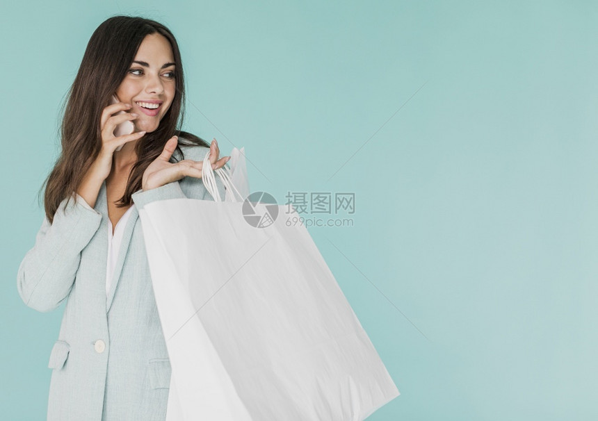混合黑褐色妇女拿着购物袋说话电狂美丽的图片