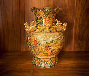 陶器文化木本底的Chine花瓶金黏土图片