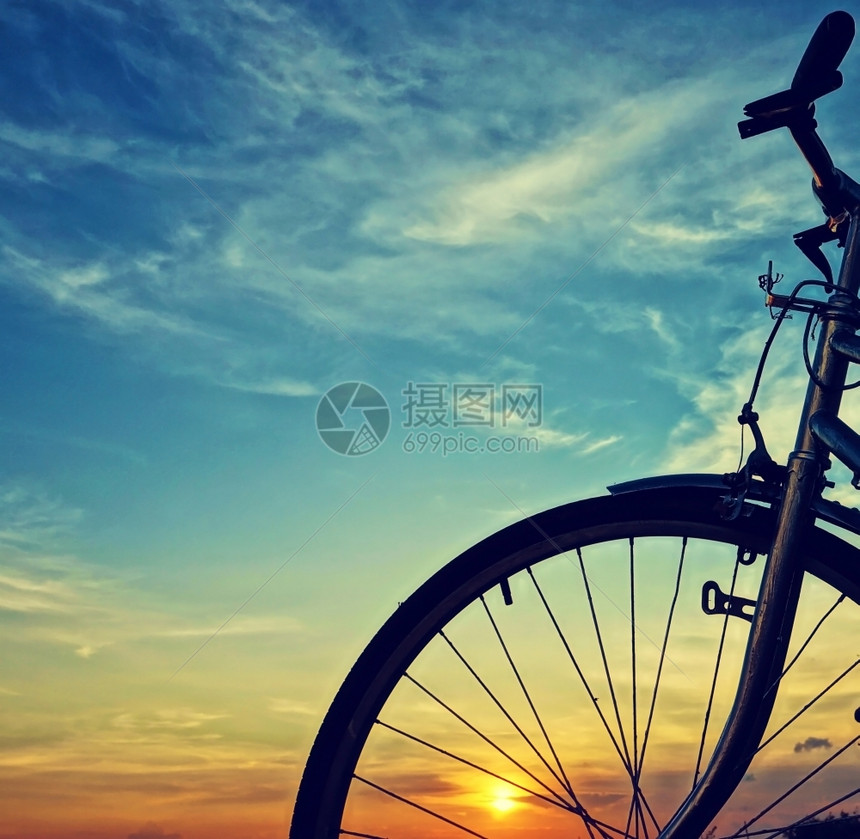 车轮越南的日落时骑自行车的美丽近距离景象蓝天阳光照耀着古老的颜色自行车向太阳前的轮影越南农村湄公河三角洲美丽的乡村图片