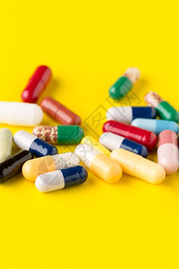 补充技术生病的不同颜色背景药丸和不同颜色背景的胶囊有不同药丸图片