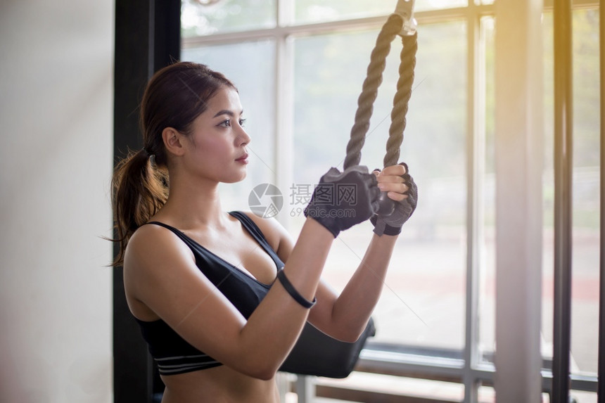 健身房运动锻炼的年轻女子图片
