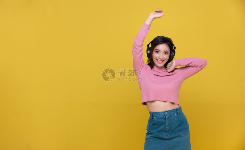 听音乐的年轻女孩图片