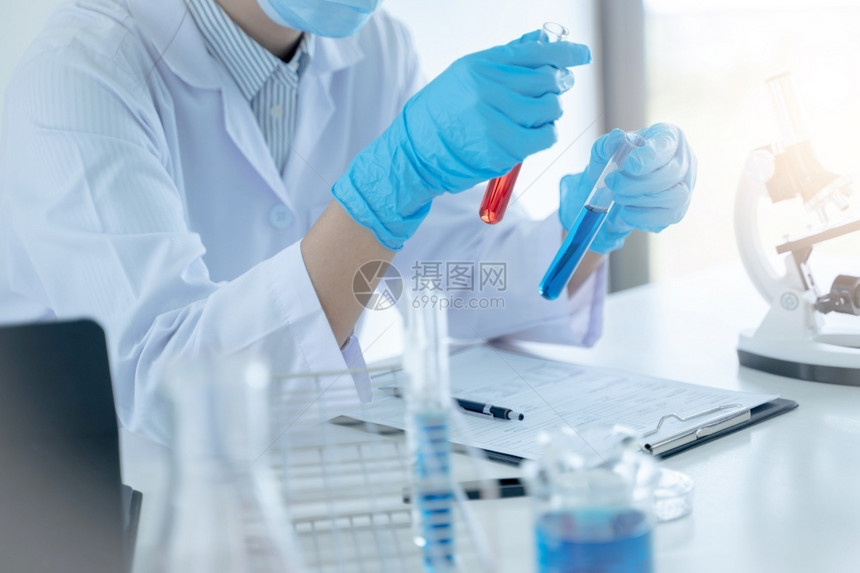 科学家在实验室进行血液实验图片