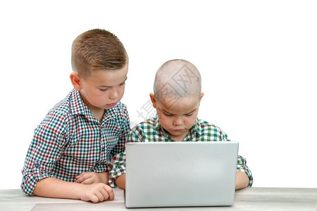 浏览两个白人男孩孤立背景的兄弟一个教另人使用笔记本电脑喜悦手图片