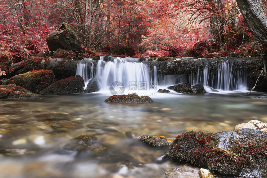 公园罗马尼亚阿普塞山脉美丽的瀑布秋季拍摄的图象节溪图片