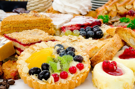 多种水果蛋糕准备好多种不同类的甜点蛋糕糖果和派食品精选2013杏仁背景
