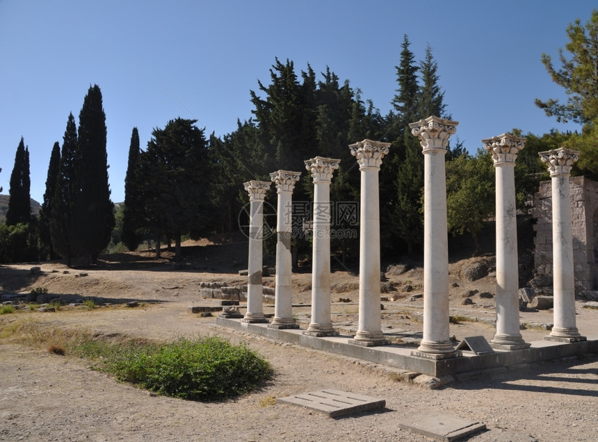 经过七叶树希腊科斯波克拉底人造的古老医院阿斯克莱皮尼奥的历史废墟景观图片