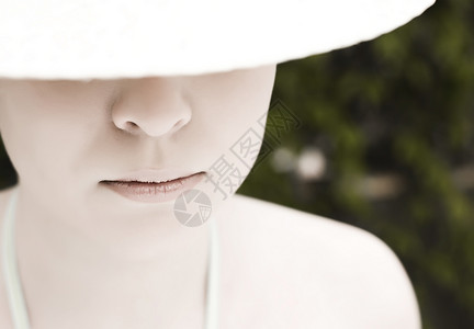 2012年4月选择sp2微笑叶子松弛戴帽的青年妇女背景