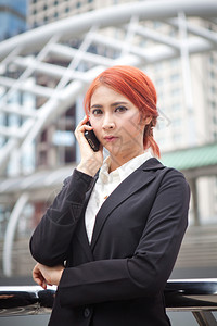 黑色的在现代城市打电话的年轻商业女青电话专业的经理图片