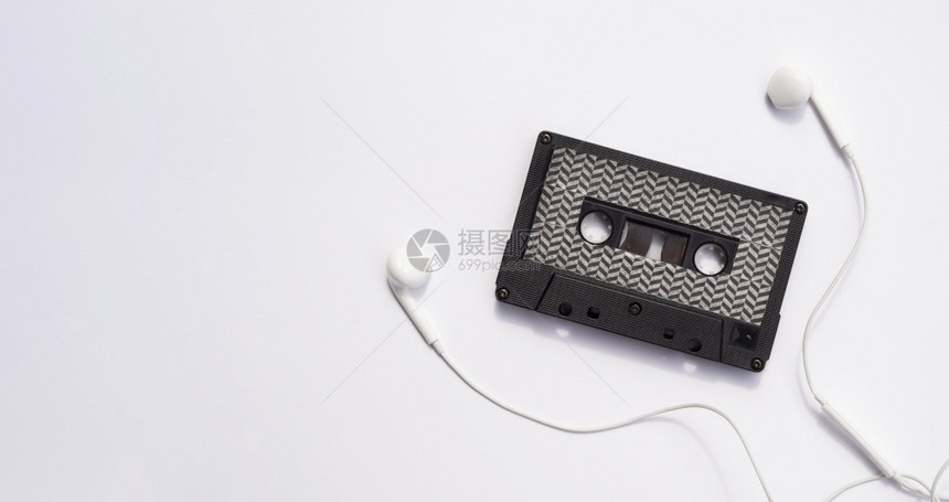 白色的带耳机复制空间的黑磁带塑料古董图片